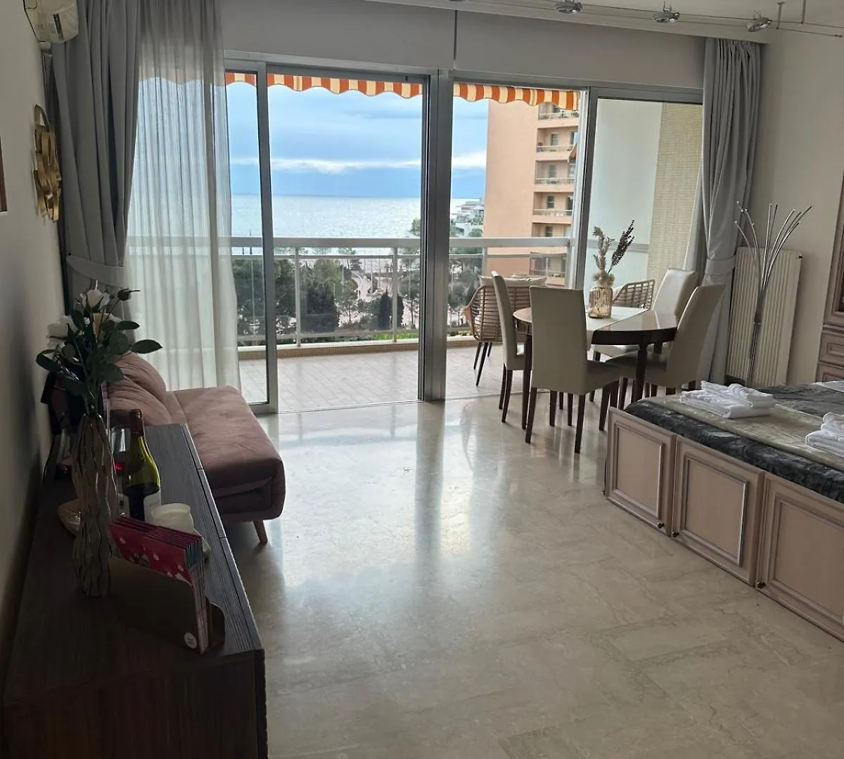Maison Blanc Monte Carlo 0*,