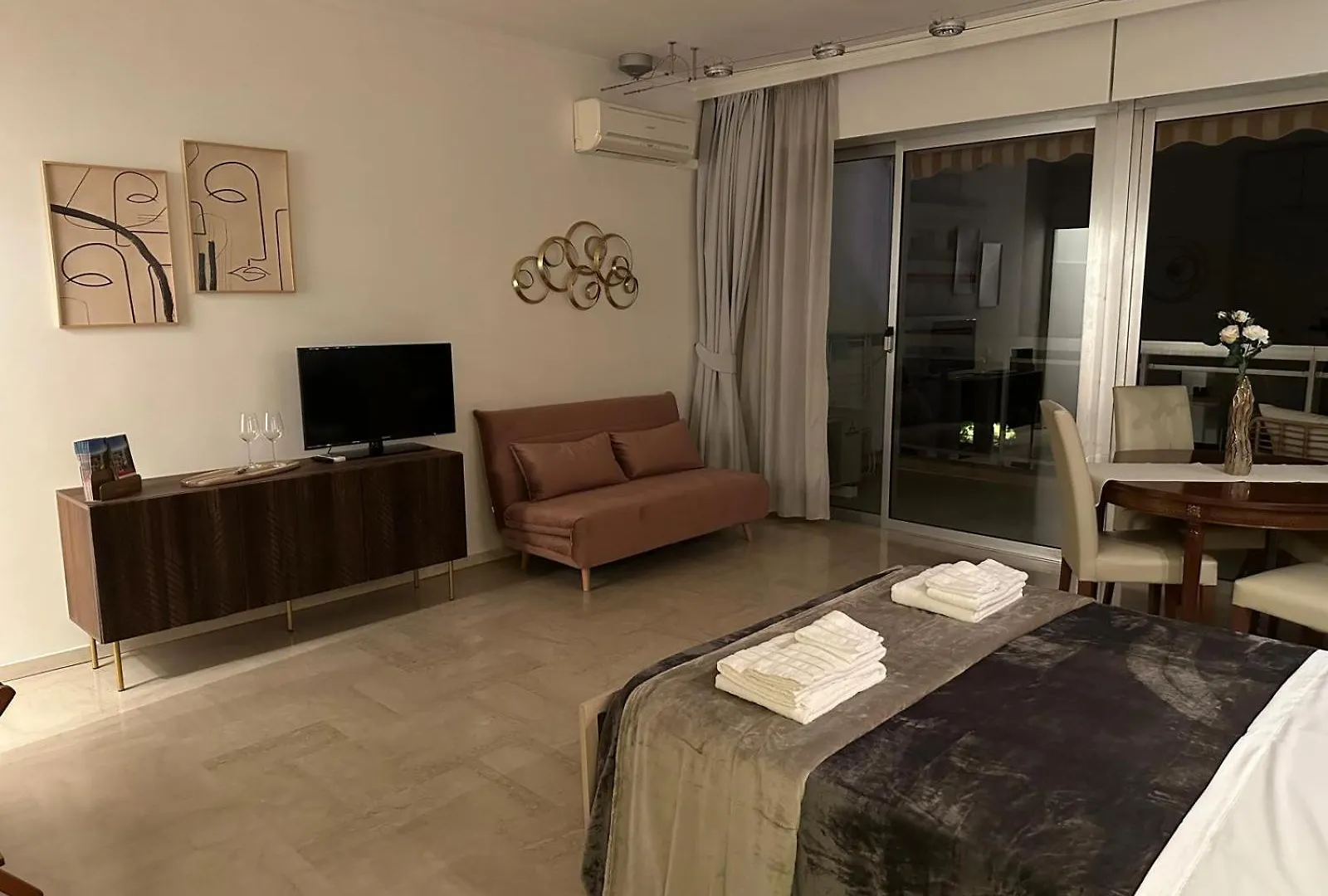 Maison Blanc Monte Carlo 0*,  Monaco